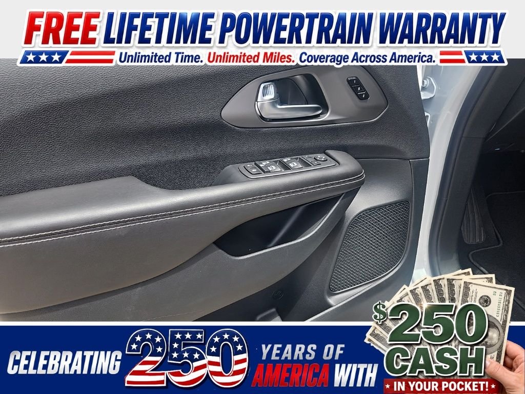 New 2027 Bright White Clear-Coat Exterior Paint Chrysler Select image 29