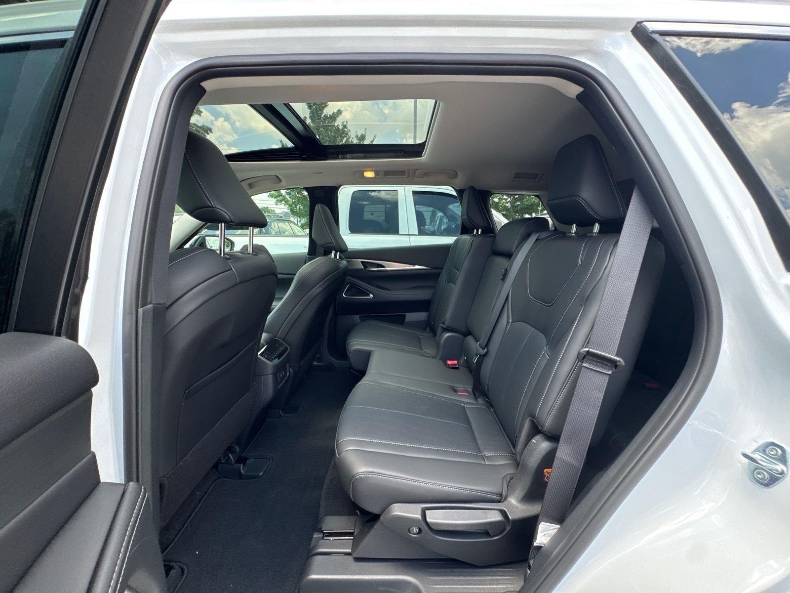 New 2027 RADIANT WHITE INFINITI Luxe FWD image 14