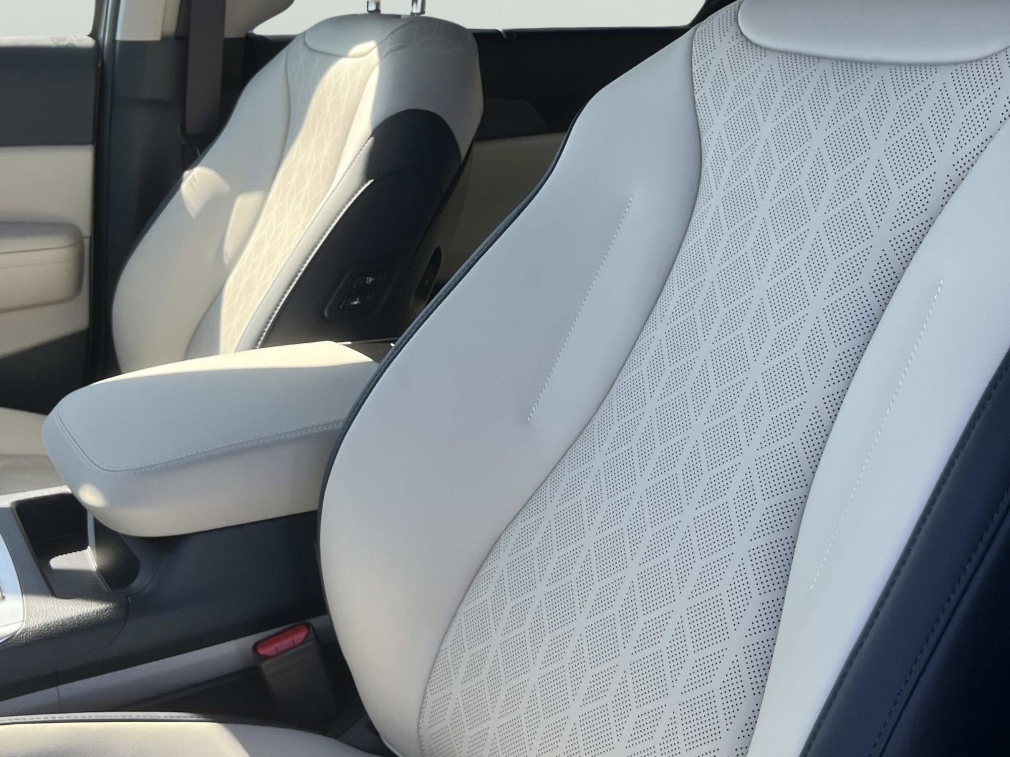 New 2026 Ceramic Silver Kia EX image 28