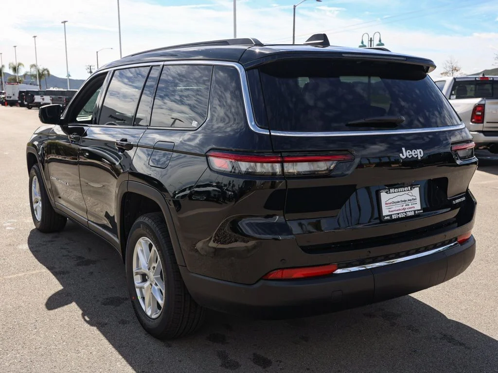 New 2026 Diamond Black Crystal Pearl-Coat Exterior Paint Jeep Laredo image 6