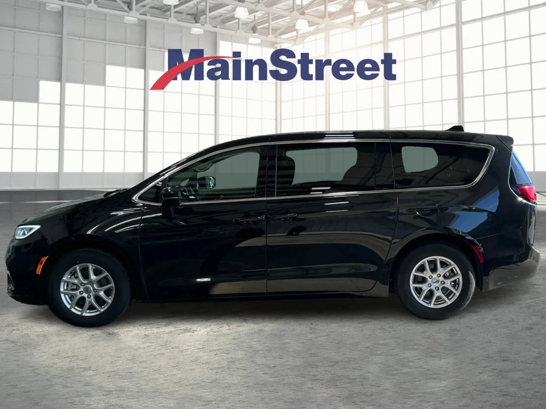 Used 2023 Chrysler Pacifica Touring L with VIN 2C4RC1BG3PR532194 for sale in Kansas City