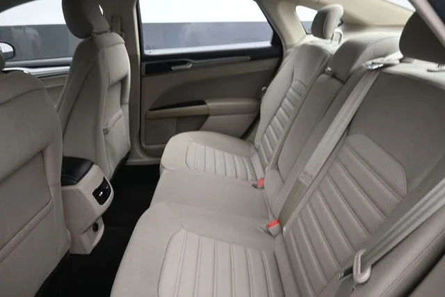 Used 2019 Oxford White Ford SE image 19