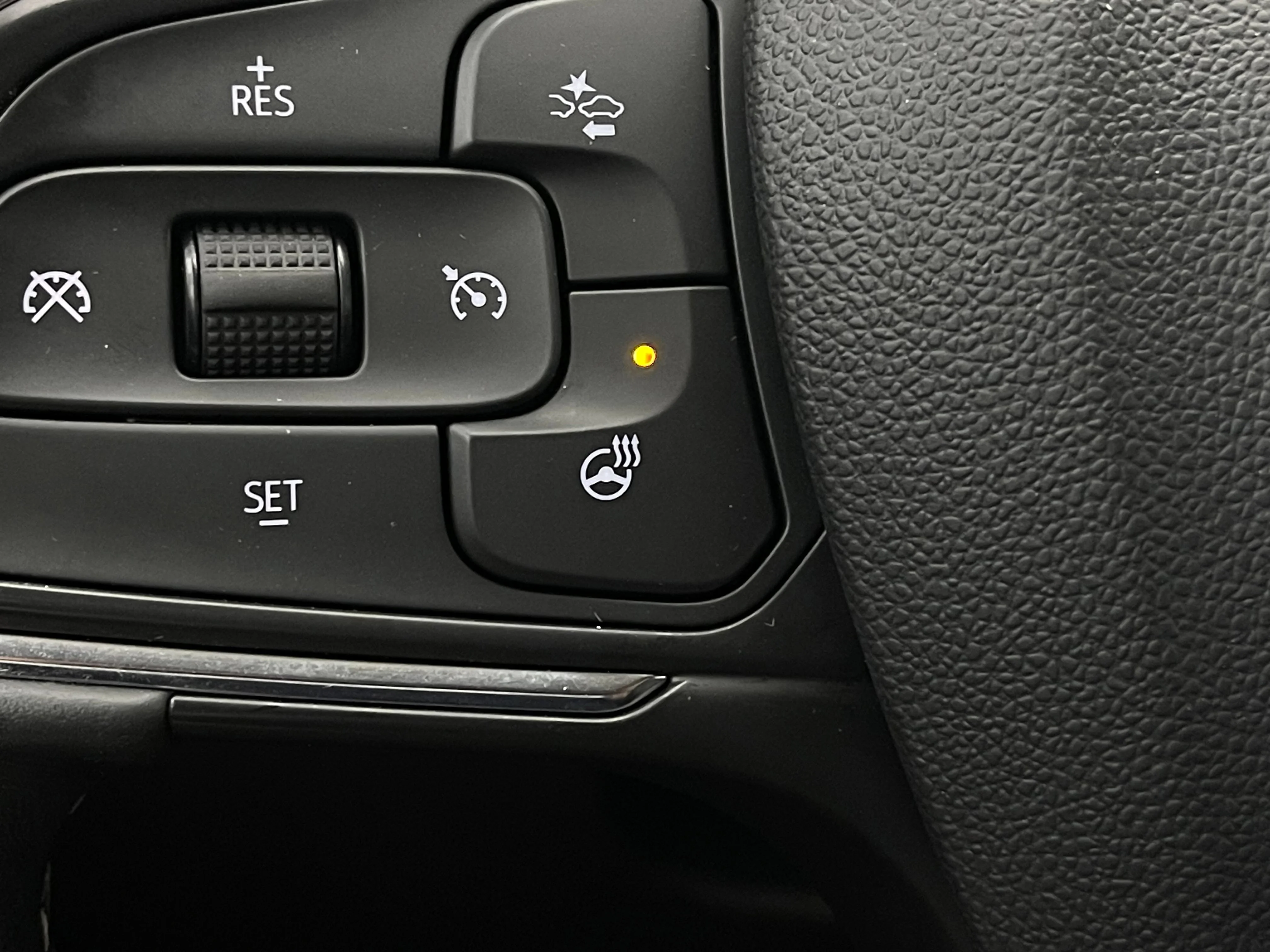 Used 2023 Summit White Buick Essence image 21