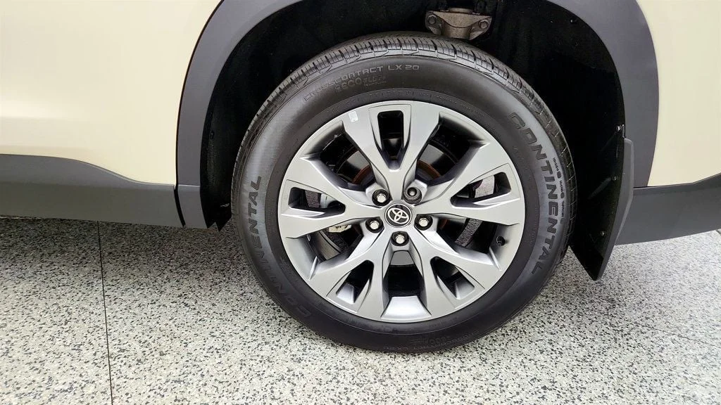 Used 2024 Wind Chill Pearl Toyota Limited AWD image 9