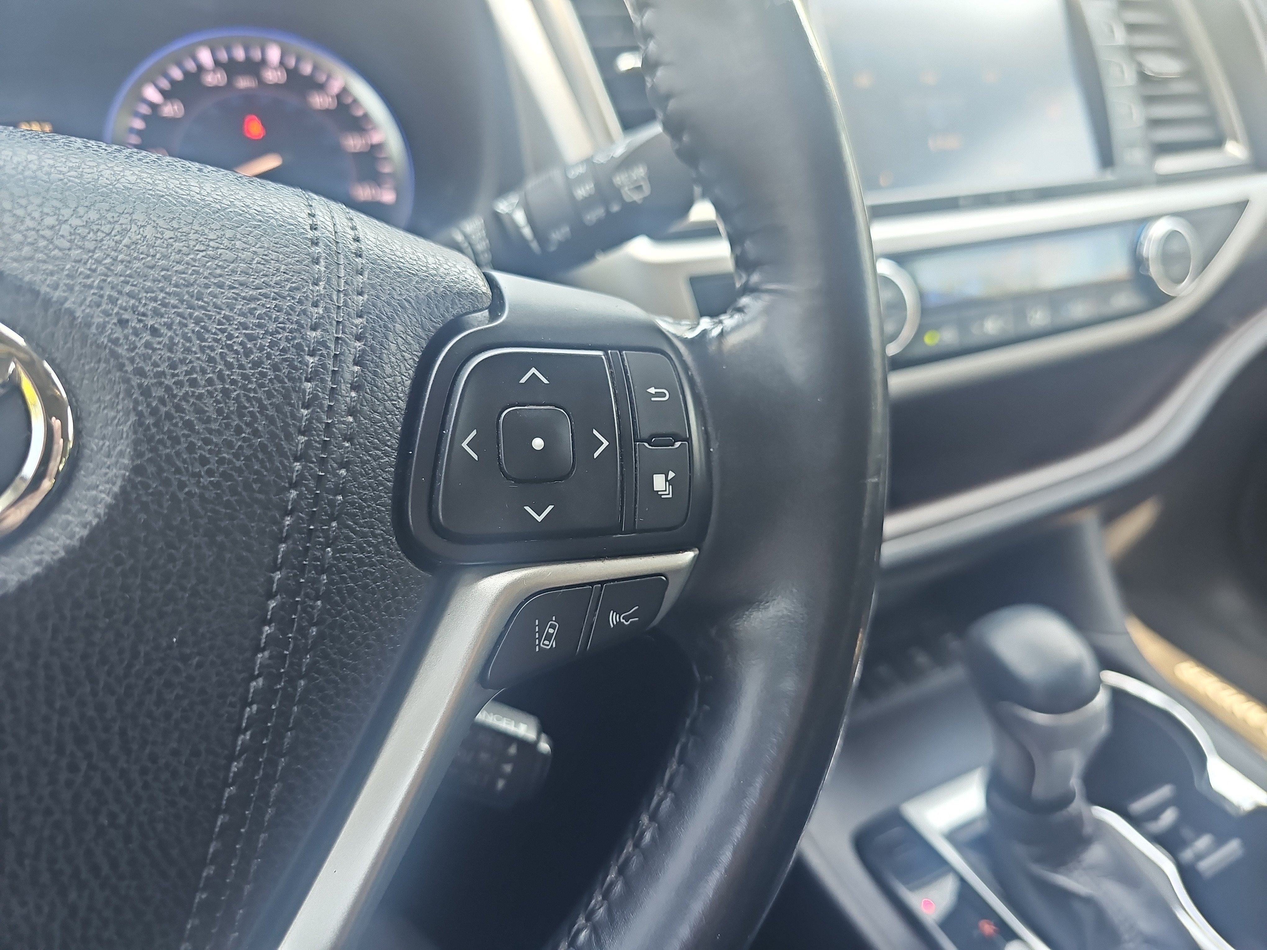 Used 2018 Predawn Gray Mica Toyota XLE image 21