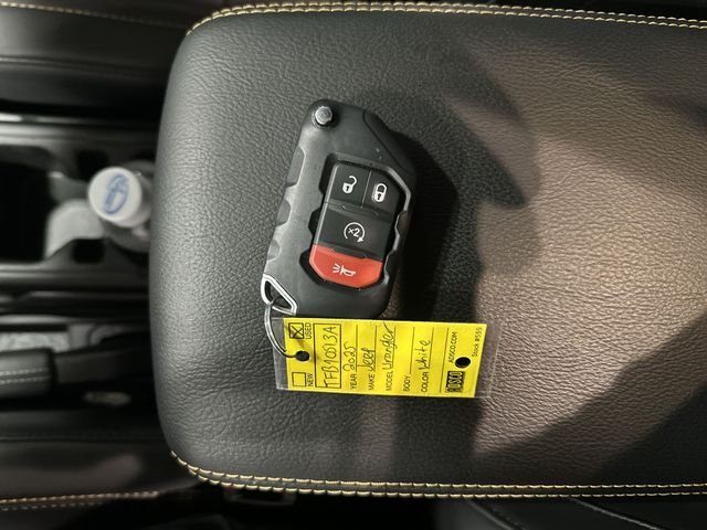 Used 2025 White Jeep Sahara image 33