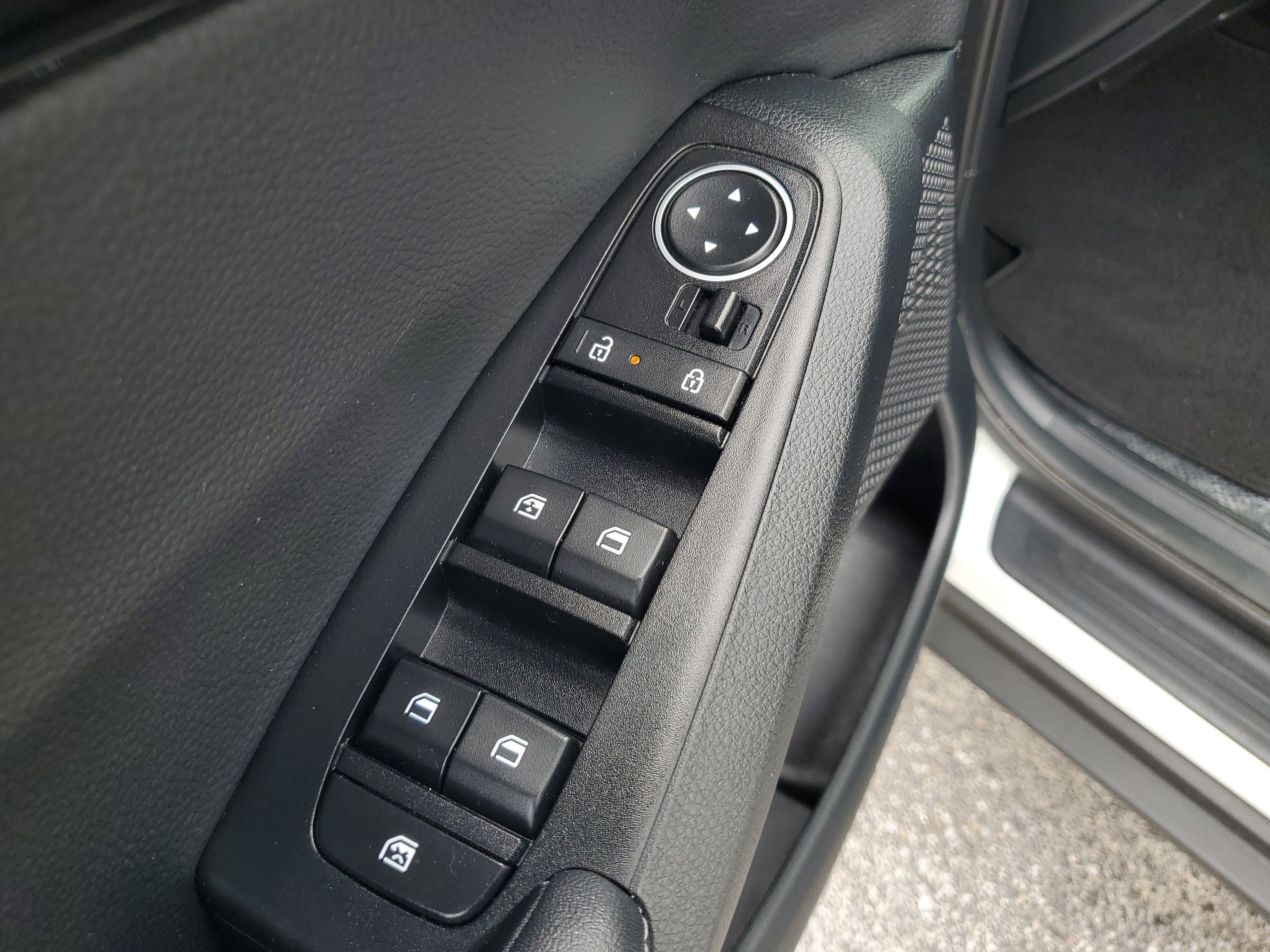 Used 2025 White Kia S image 17