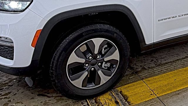 Used 2022 White Jeep Limited 4x4 image 11