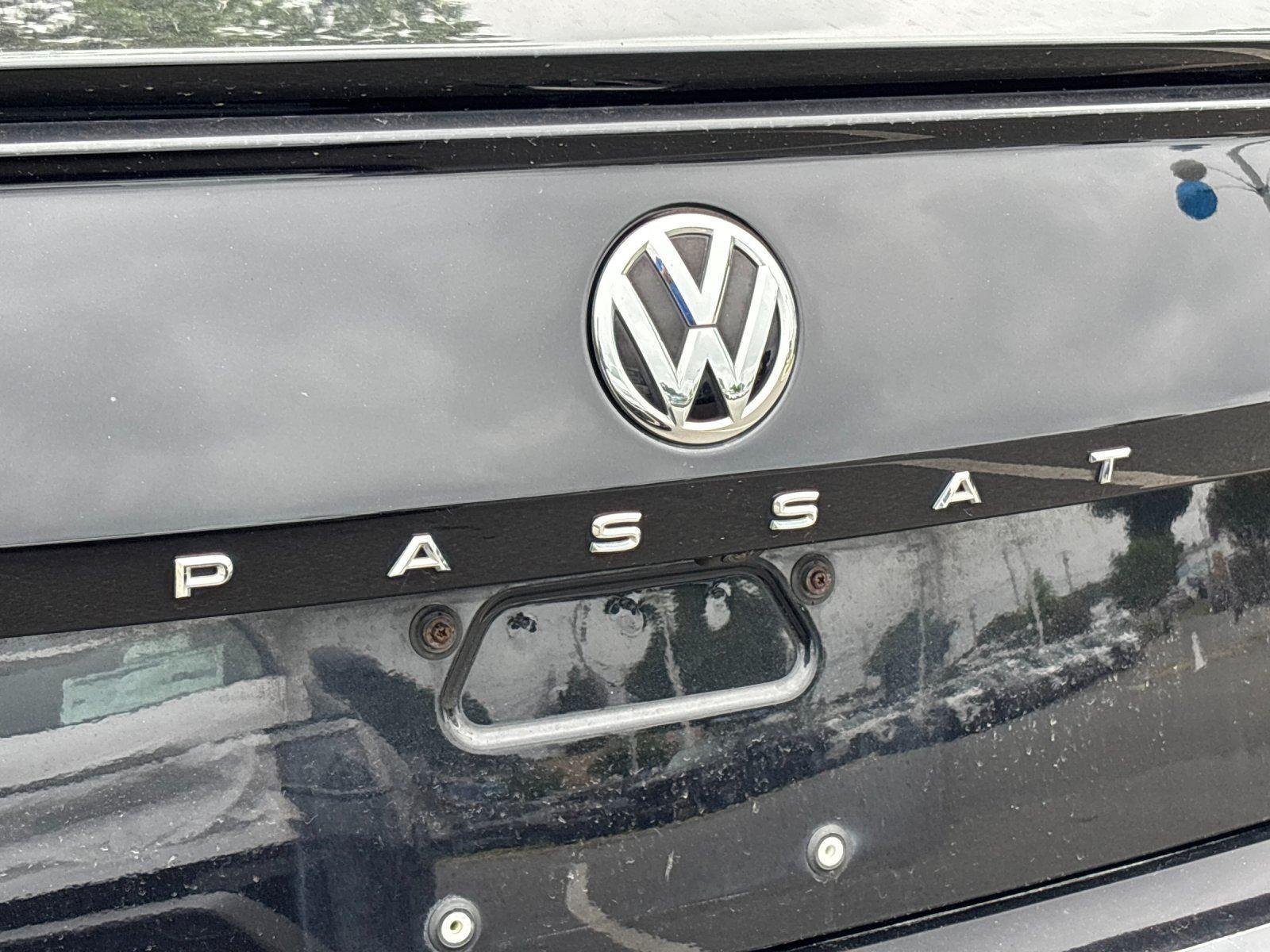 Used 2020 Deep Black Pearl Volkswagen 2.0T R-Line image 9