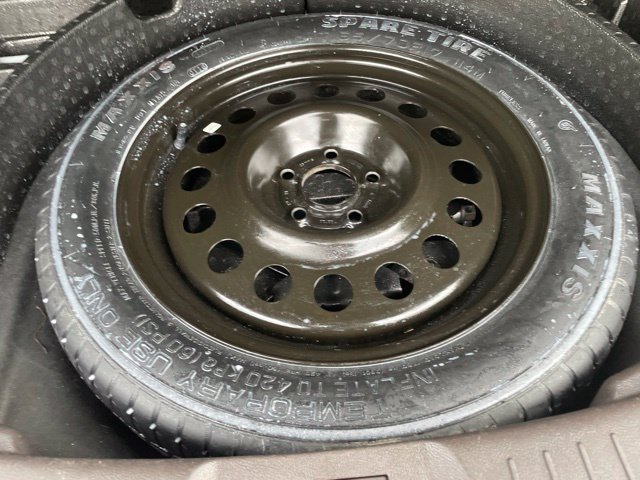 Used 2017 White Gold Metallic Lincoln Select image 14