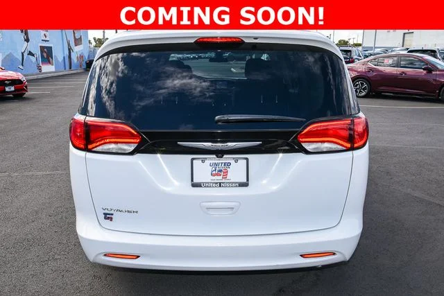 Used 2022 White Chrysler LX image 4