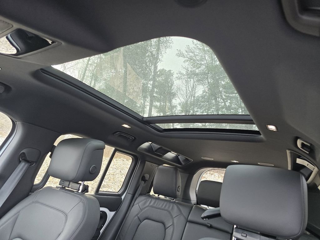 New 2026 Fuji White Land Rover X-Dynamic se image 3