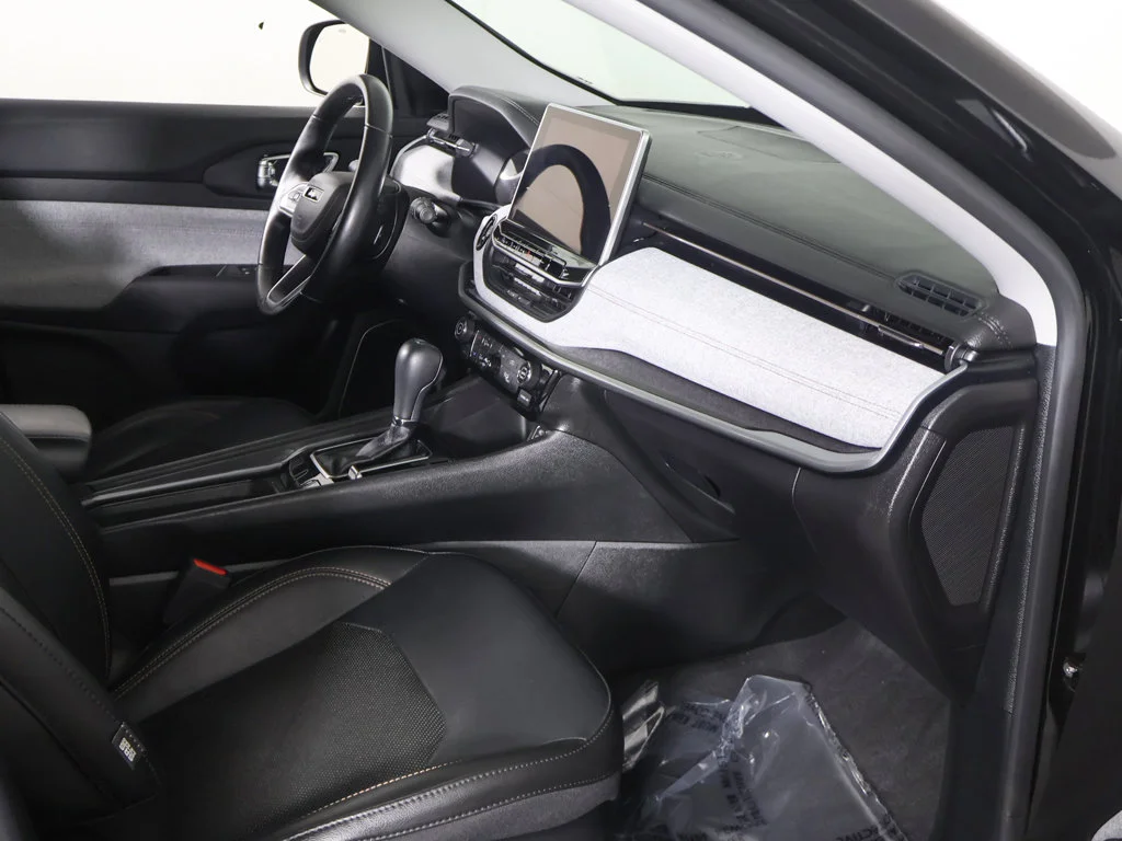 Used 2022 Black Jeep Latitude Lux image 22