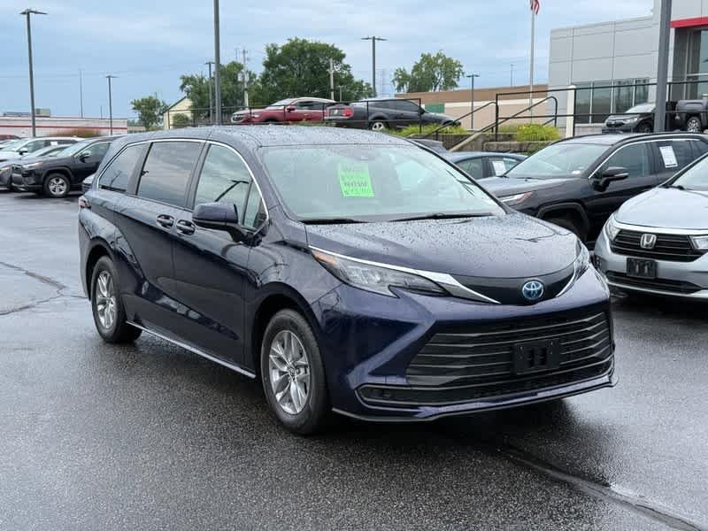 2025 Toyota Sienna LE