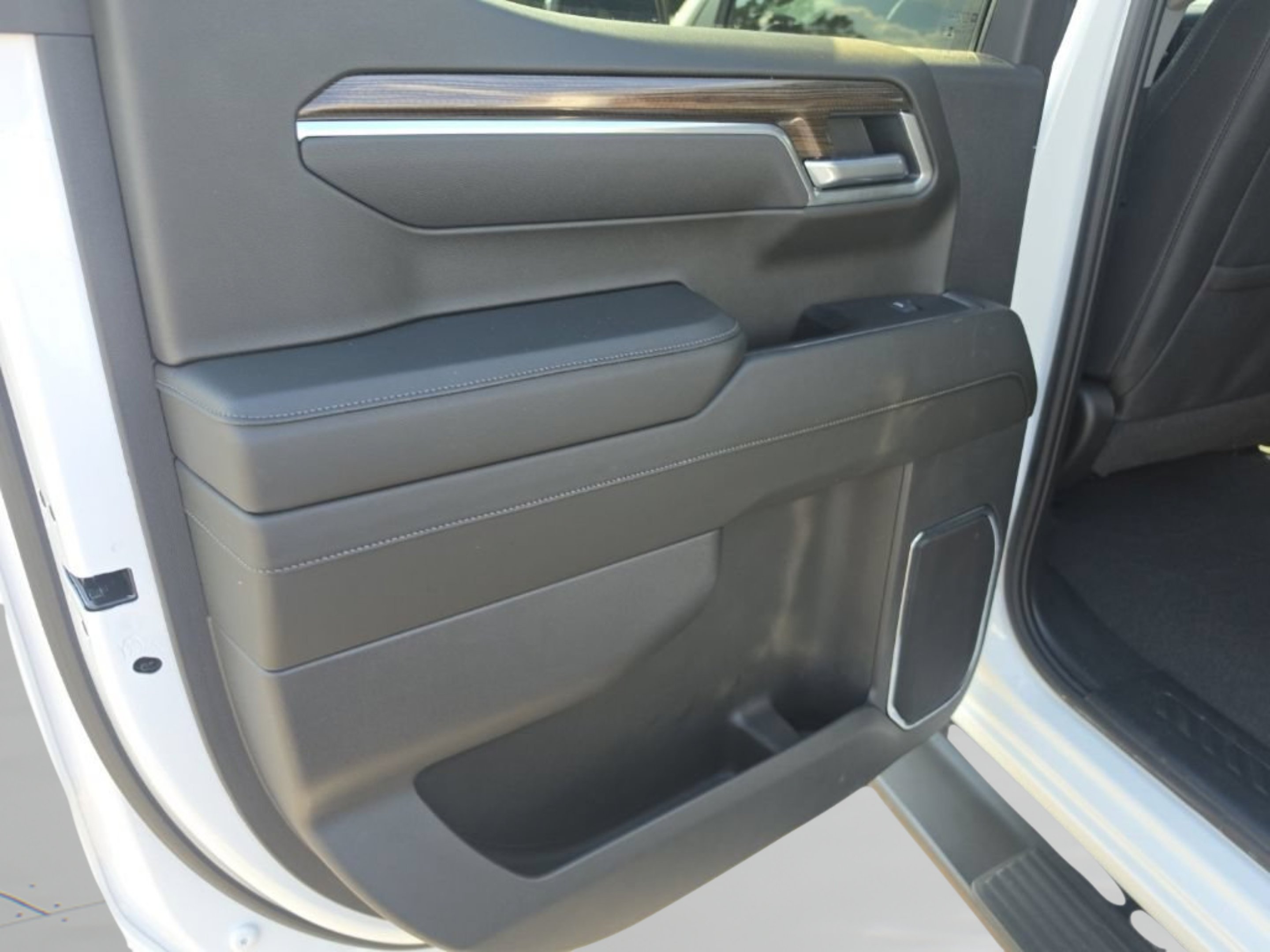 Used 2025 Summit White Chevrolet LT image 21