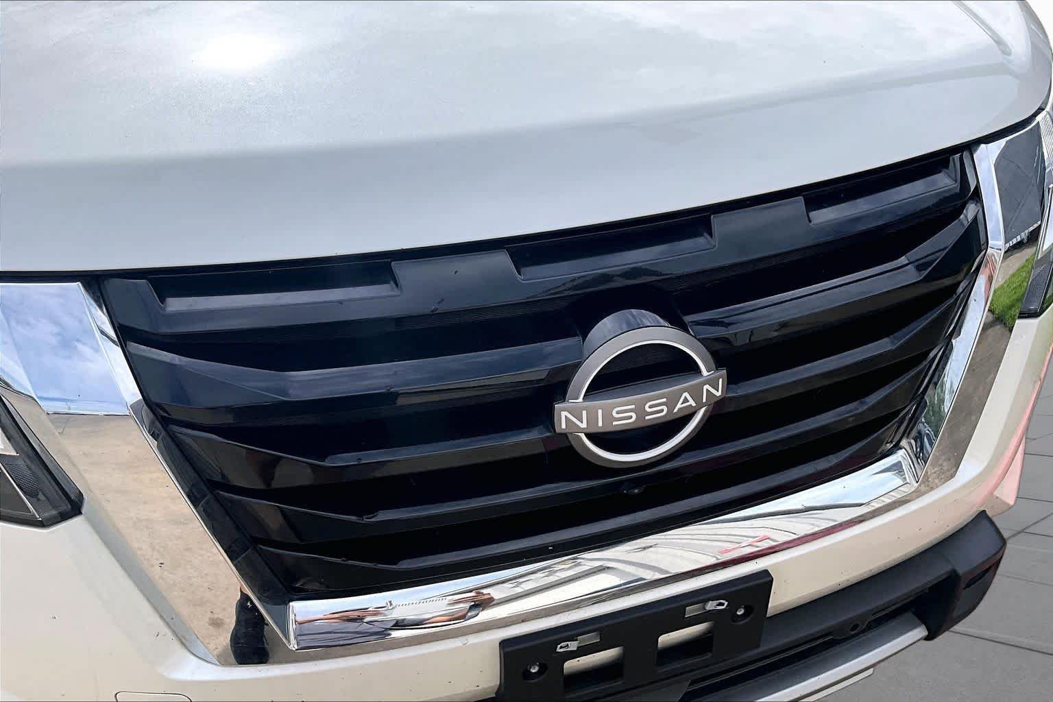 Used 2024 Pearl White Tricoat/Super Black Nissan Platinum image 28