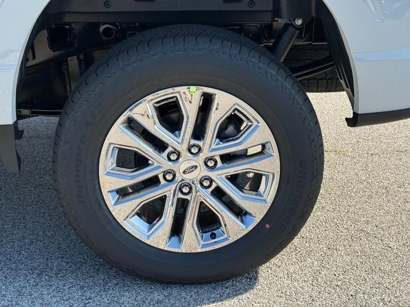 New 2026 Avalanche Ford LARIAT 4WD SuperCrew 5.5
