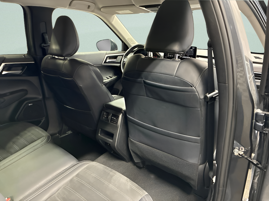 Used 2025  Mitsubishi SE image 33