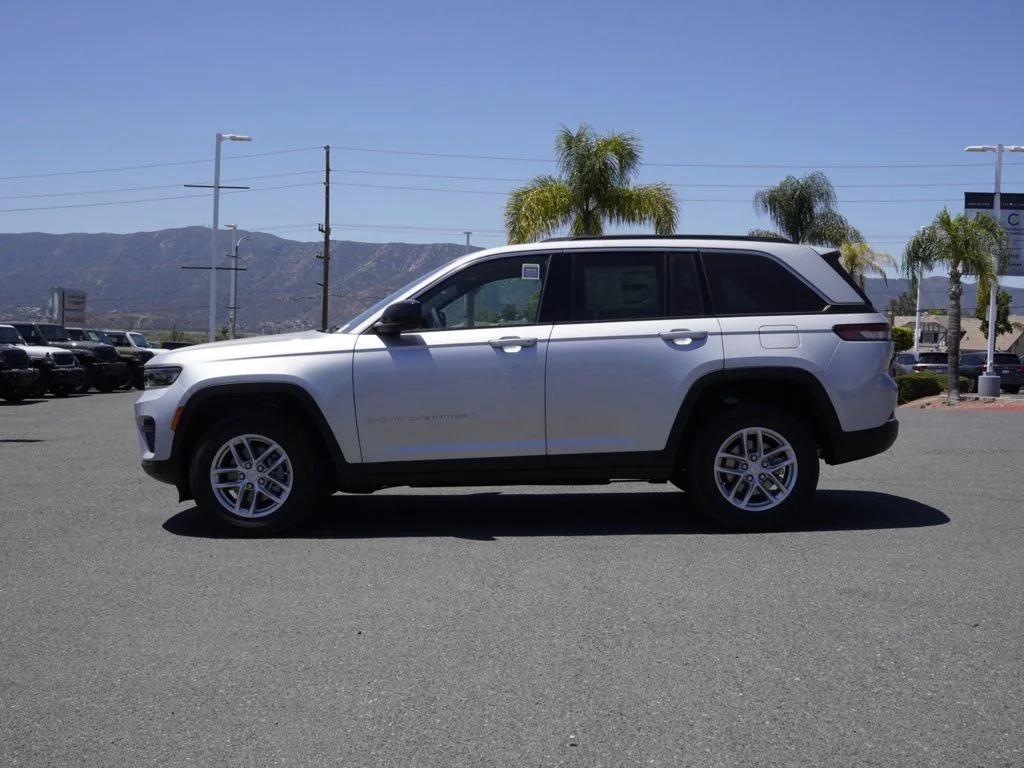 New 2026 Silver Zynith Jeep Laredo image 6
