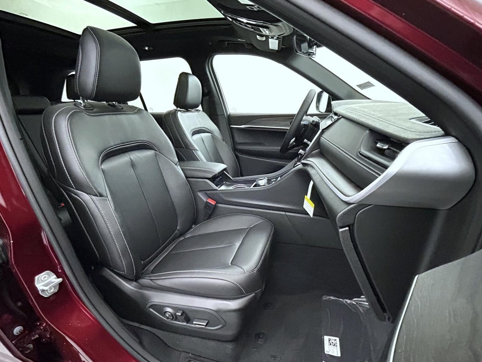 New 2026 Velvet Red Pearl-Coat Exterior Paint Jeep Limited image 15