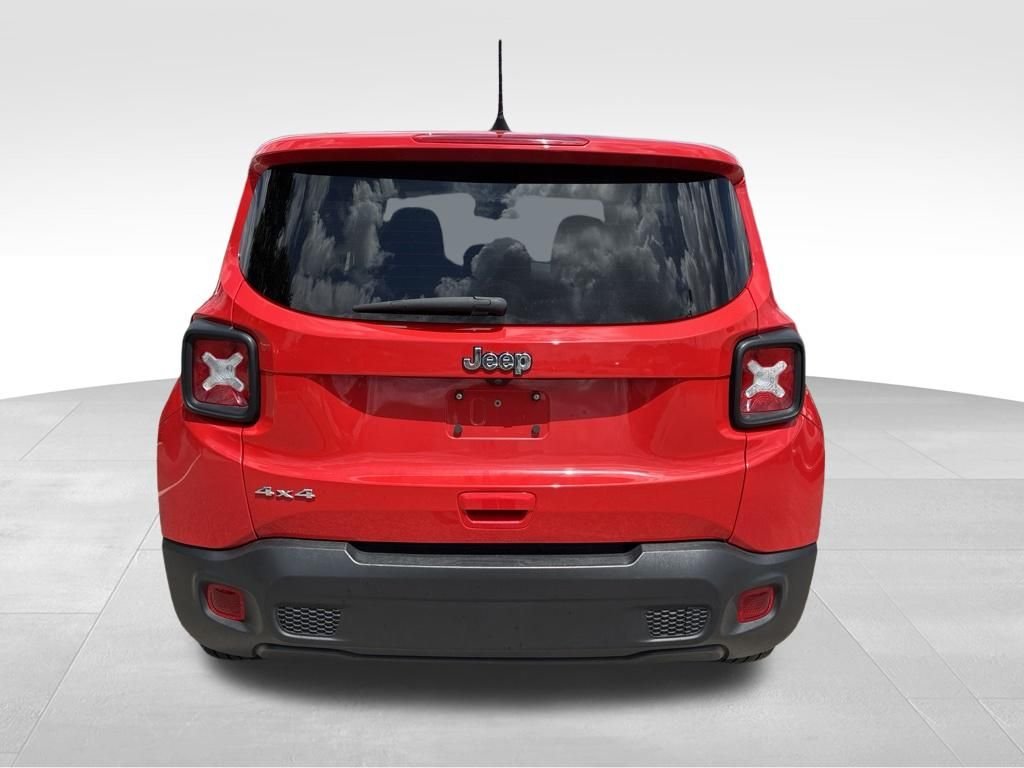 Used 2023 Red Jeep Latitude image 4