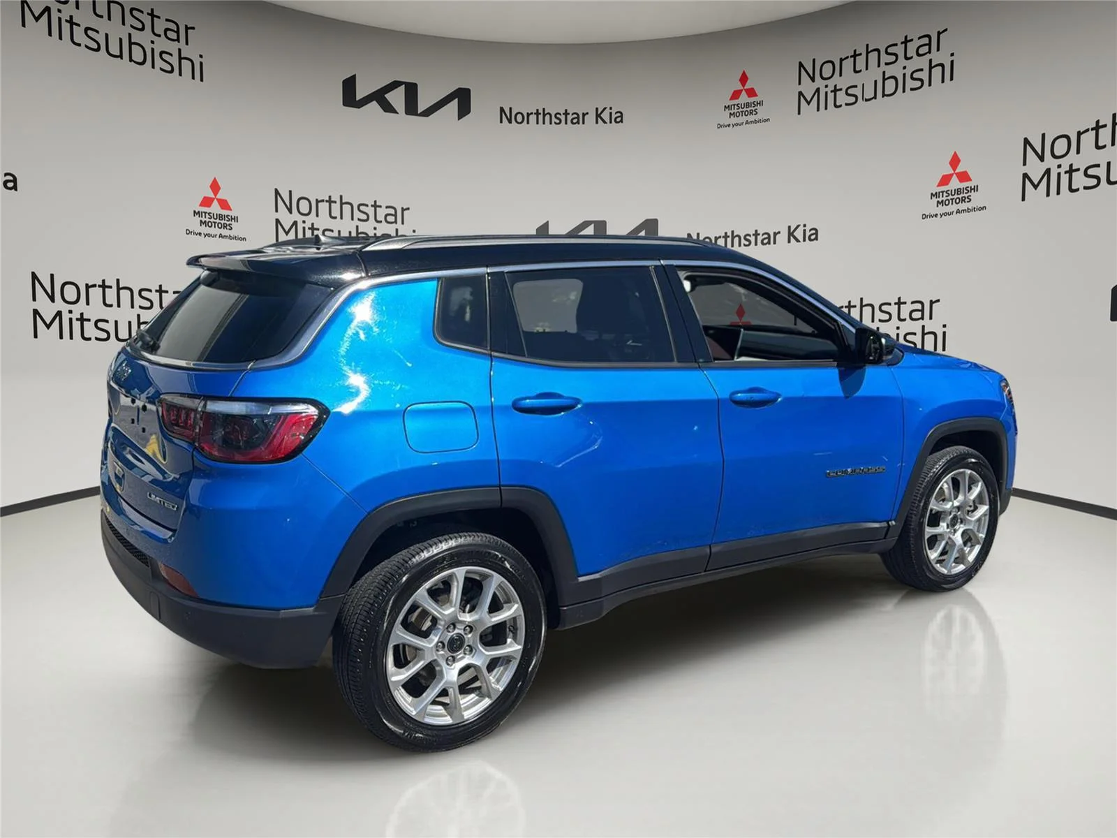 Used 2025 Hydro Blue Pearlcoat Jeep Limited image 6