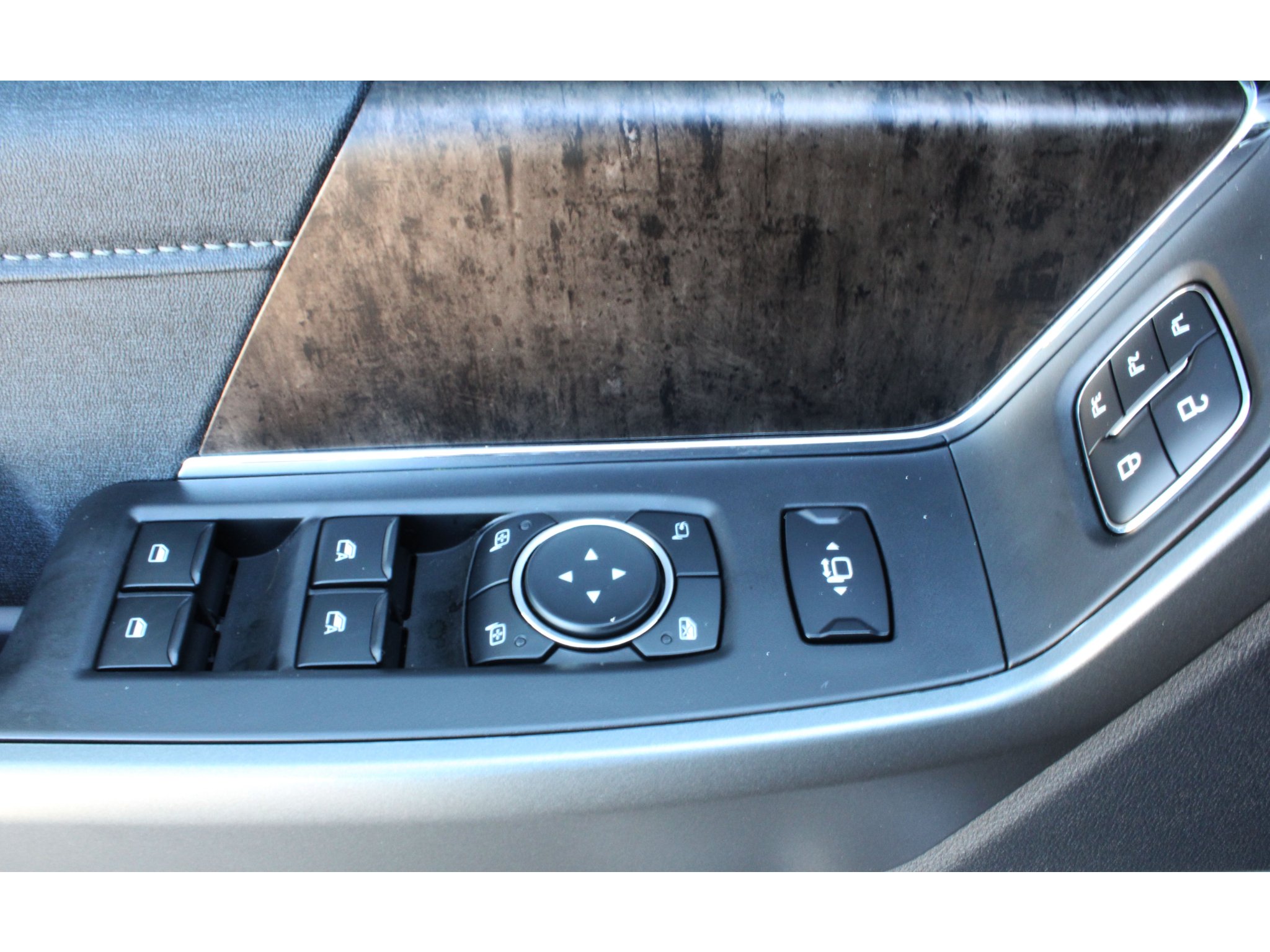 New 2027 Iconic Silver Metallic Ford LARIAT image 4