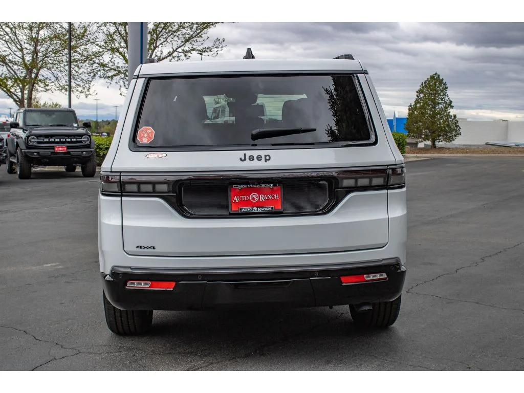 New 2026 Bright White Clear-Coat Exterior Paint Jeep Limited Altitude image 7