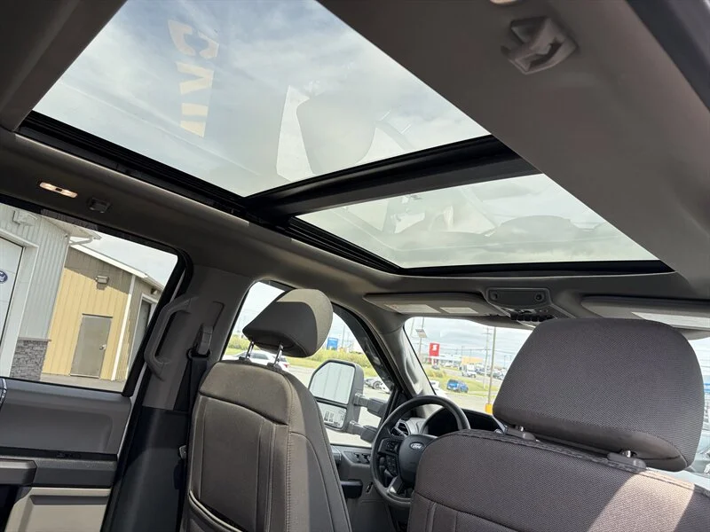 Used 2022 White Ford Super Duty XLT image 17