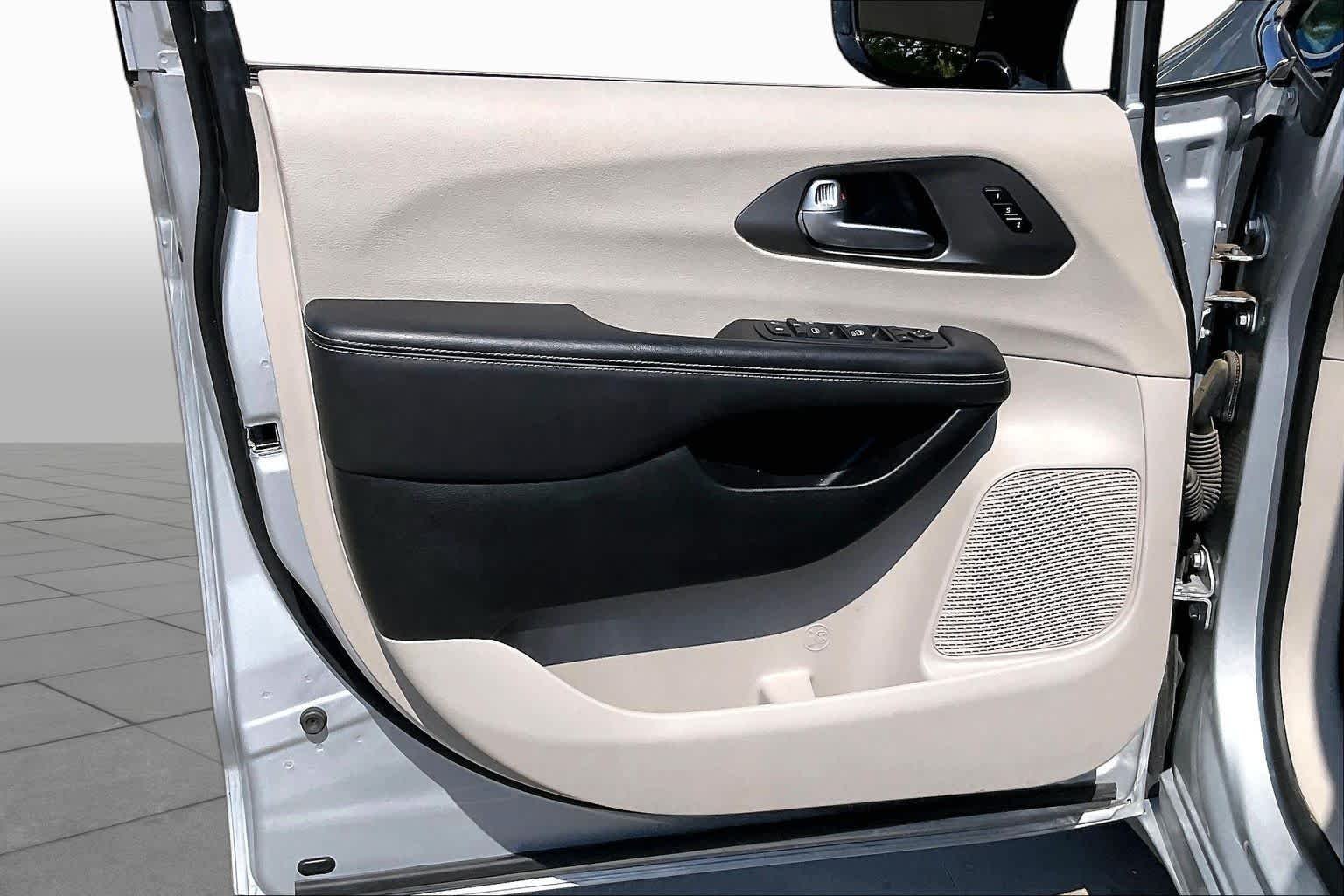 Used 2024 Silver Mist Clearcoat Chrysler Touring L image 21