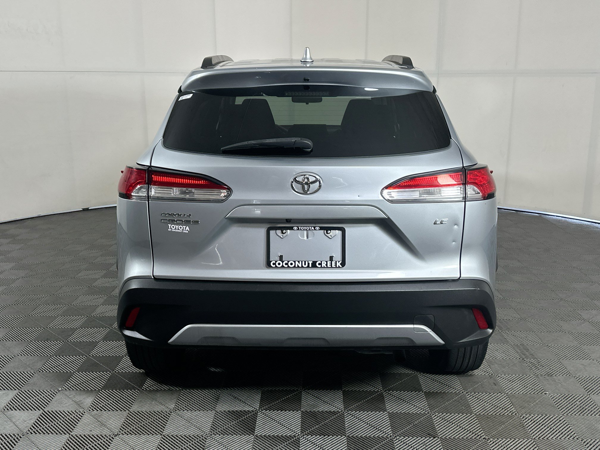 Used 2022 Silver Toyota LE image 4