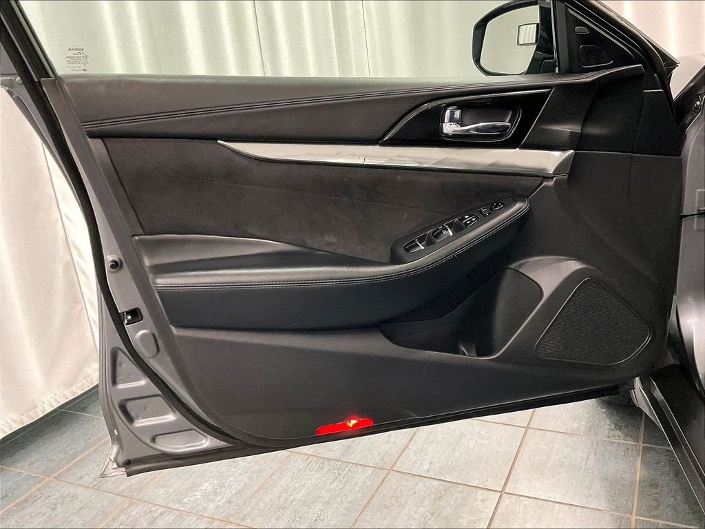 Used 2016 Gun Metallic Nissan SR image 9