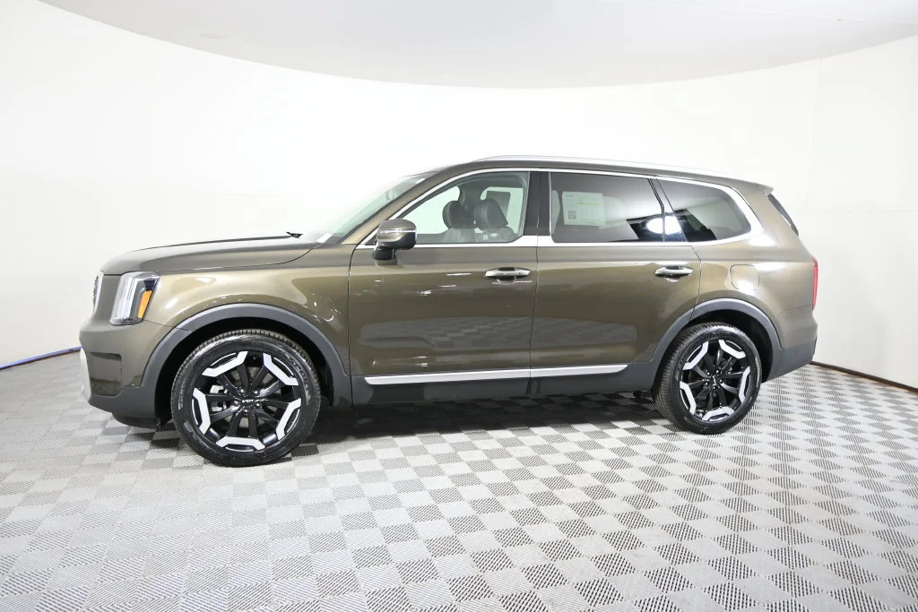 Used 2024 Kia Telluride S with VIN 5XYP6DGC9RG490773 for sale in Forest Lake, Minnesota