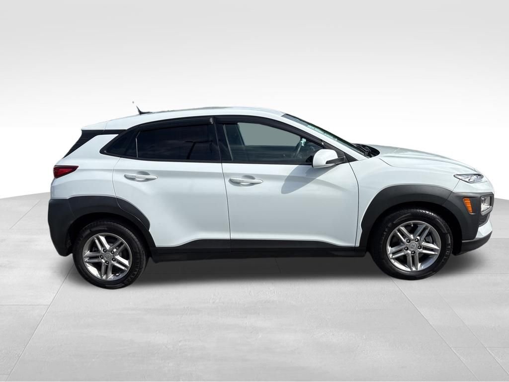 Used 2021 White Hyundai SE image 6
