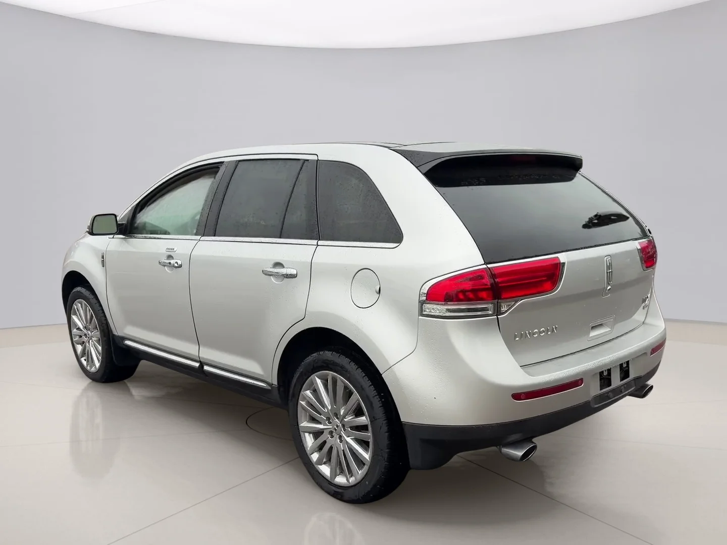 Used 2013 Silver Lincoln AWD image 3