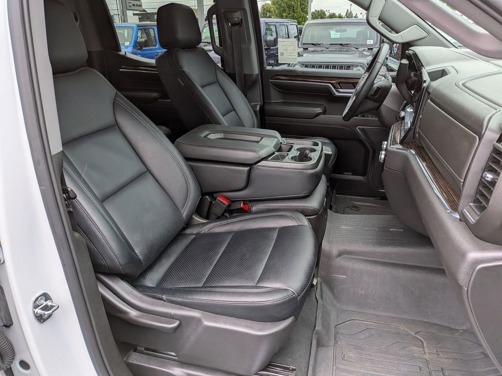 Used 2024 White GMC Elevation image 31