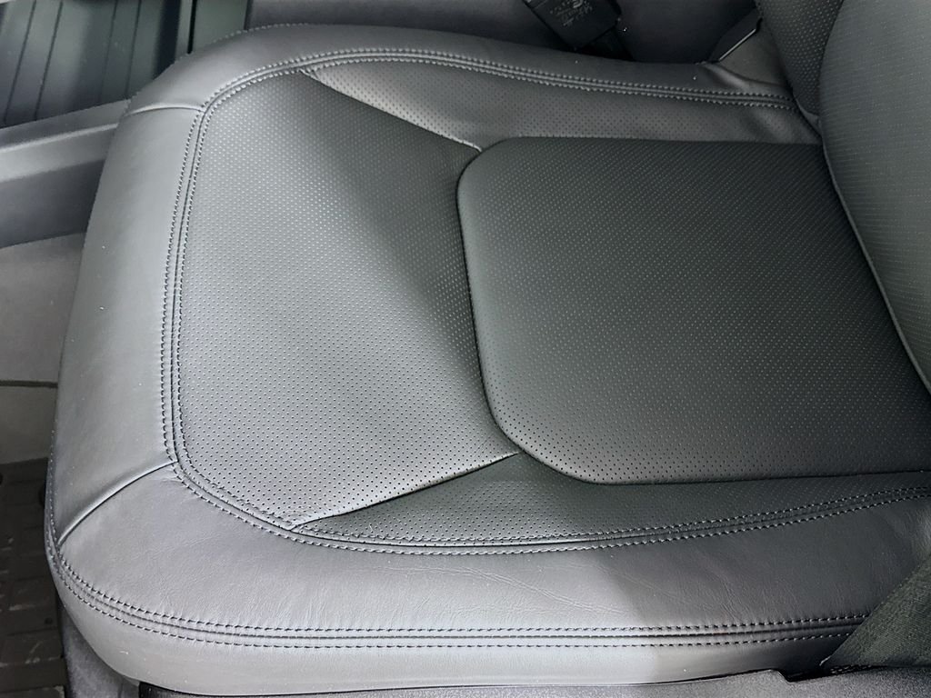 New 2026 Woolstone Green Land Rover X-Dynamic SE image 18