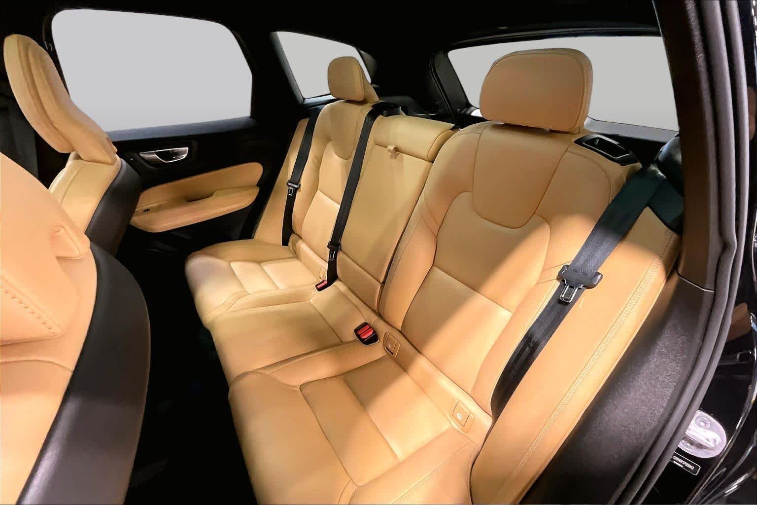 Used 2024 Onyx Black Metallic Volvo Ultimate Dark Theme image 20