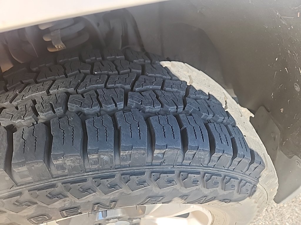 Used 2016 Silver Ice Metallic Chevrolet Z71 image 7