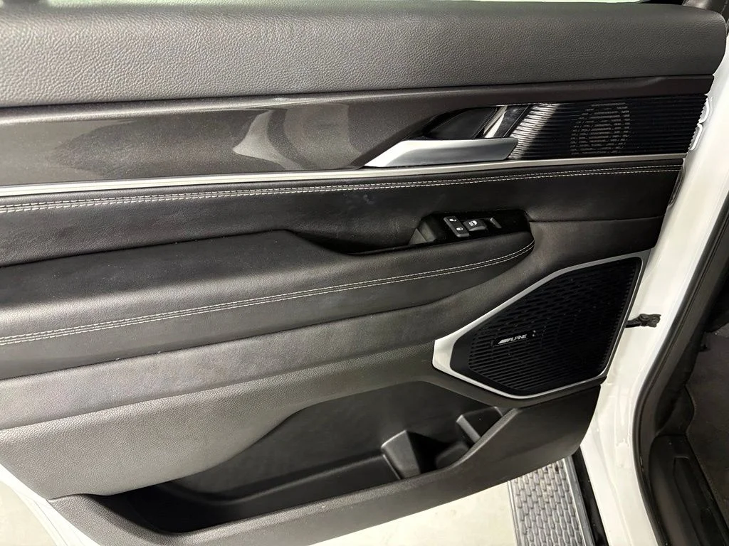 Used 2023 White Jeep Base image 34
