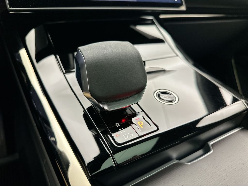 Used 2024 Fuji White Land Rover SE image 24