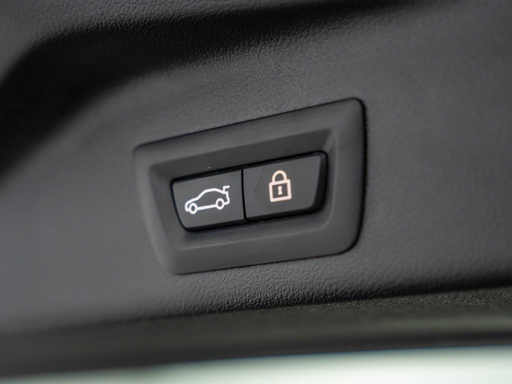 Used 2020 Black Sapphire Metallic BMW M50i image 22