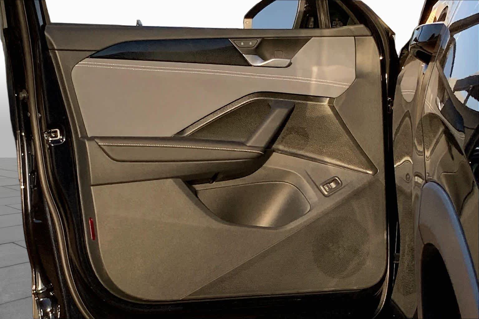 New 2026 Deep Black Pear Volkswagen SE image 10