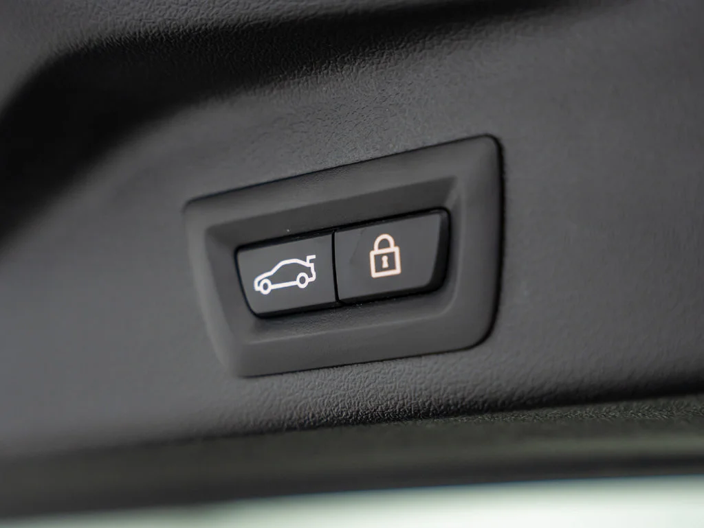Used 2020 Black Sapphire Metallic BMW M50i image 22