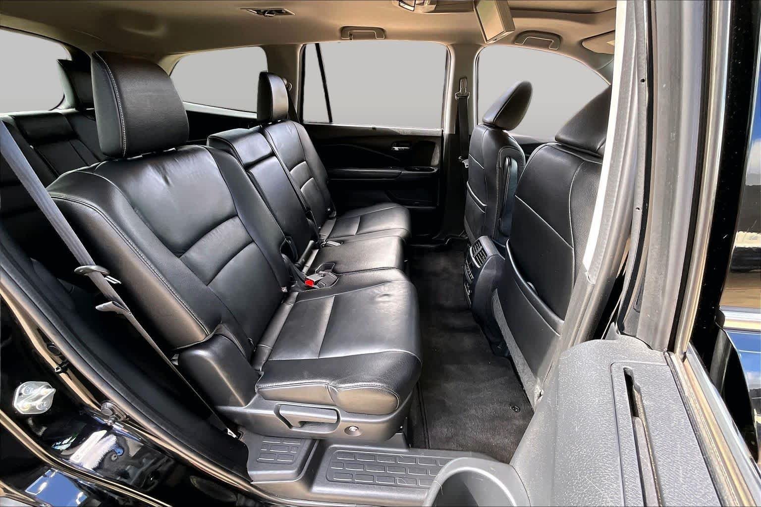 Used 2016 Crystal Black Pearl Honda Touring image 19
