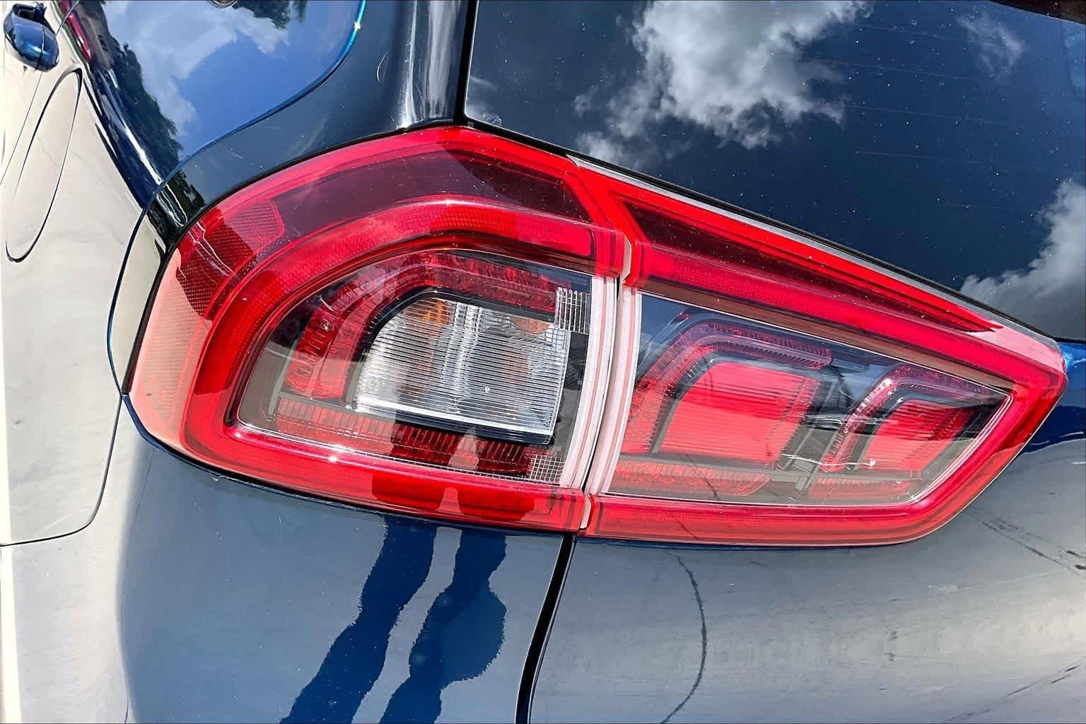 Used 2018 CERULEAN Kia Touring image 27
