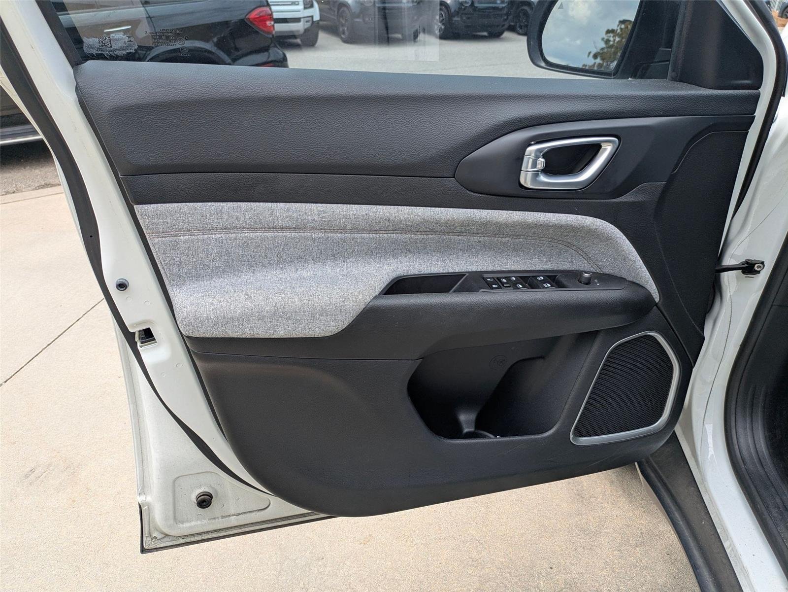 Used 2023 Bright White Clearcoat Jeep Latitude Lux image 6