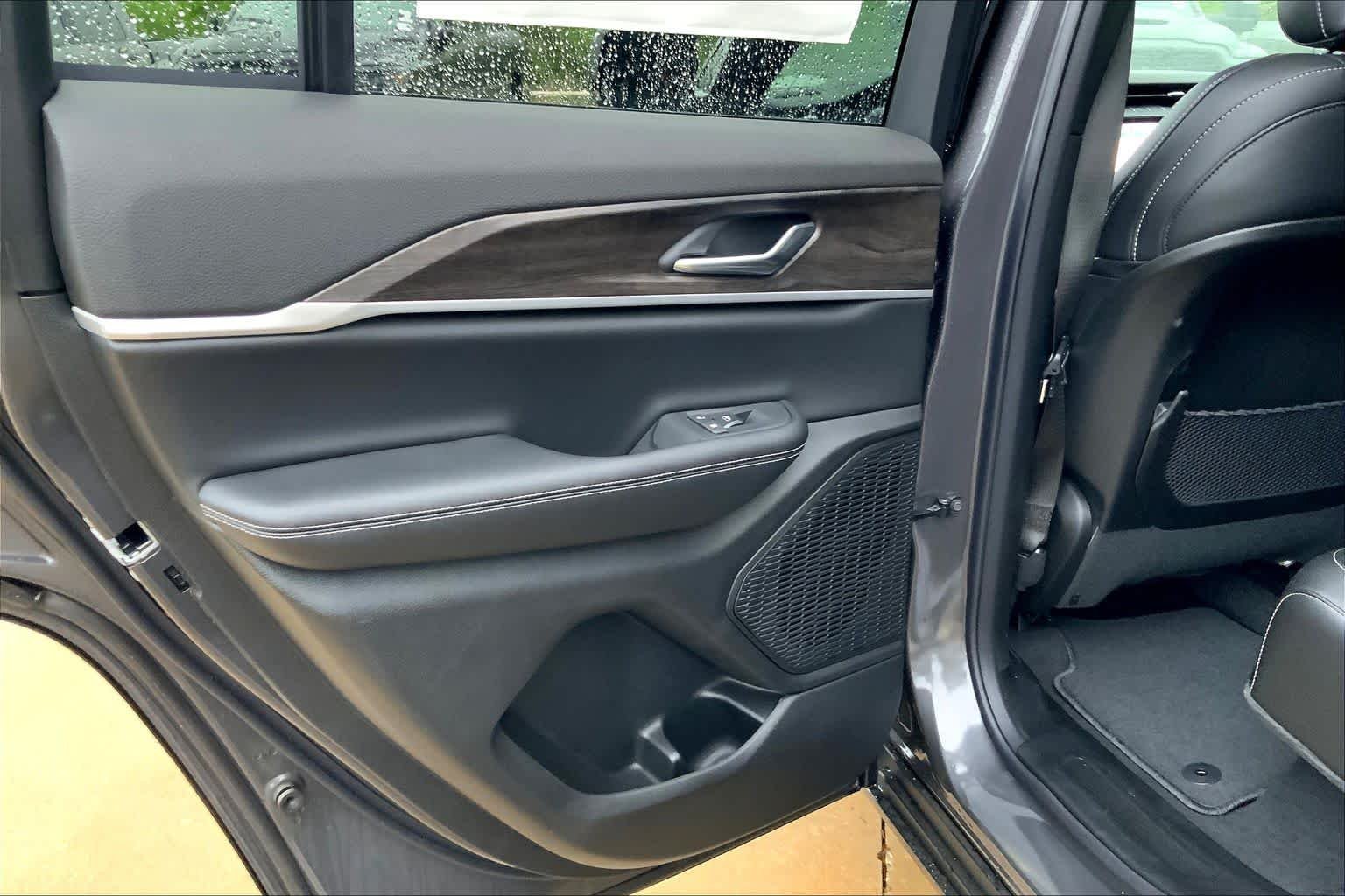 New 2026 Baltic Gray Metallic Clear-Coat Exterior Paint Jeep Laredo Altitude image 17