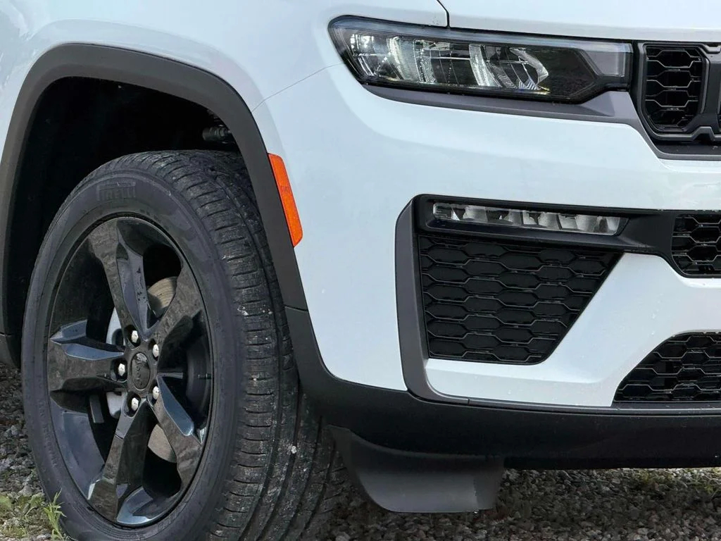 New 2026 Bright White Clear-Coat Exterior Paint Jeep Limited image 5