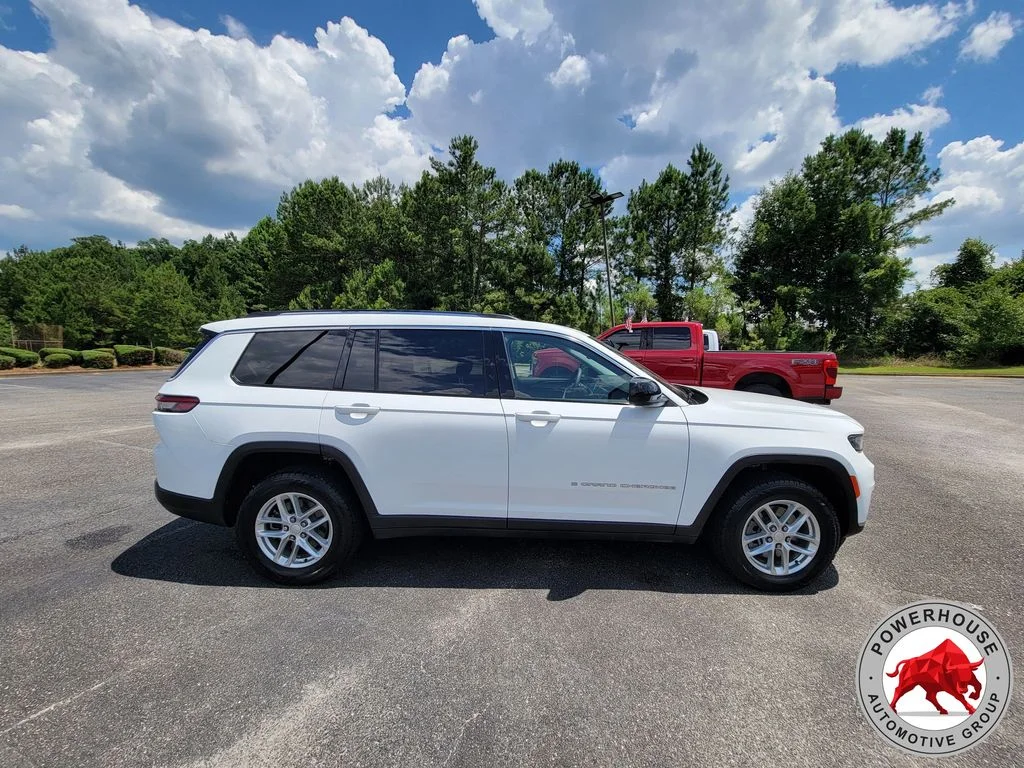 Used 2023 White Jeep Laredo image 6